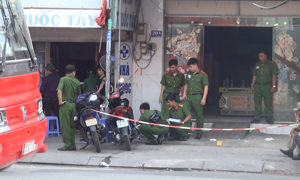 Cảnh sát khám nghiệm hiện trường vụ án mạng xảy ra trước tiệm game bắn cá trên đường Trần Đại Nghĩa. Ảnh: T.S Cảnh sát khám nghiệm hiện trường vụ án mạng xảy ra trước tiệm game bắn cá trên đường Trần Đại Nghĩa. Ảnh: T.S