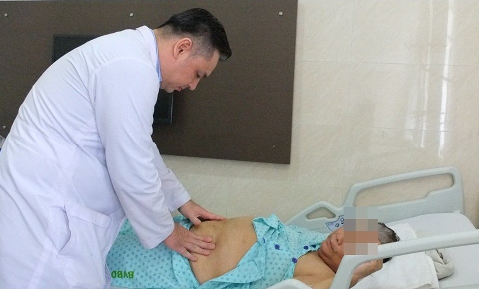 Bác sĩ thăm khám cho bệnh nhân C trước khi xuất viện Bác sĩ thăm khám cho bệnh nhân C trước khi xuất viện