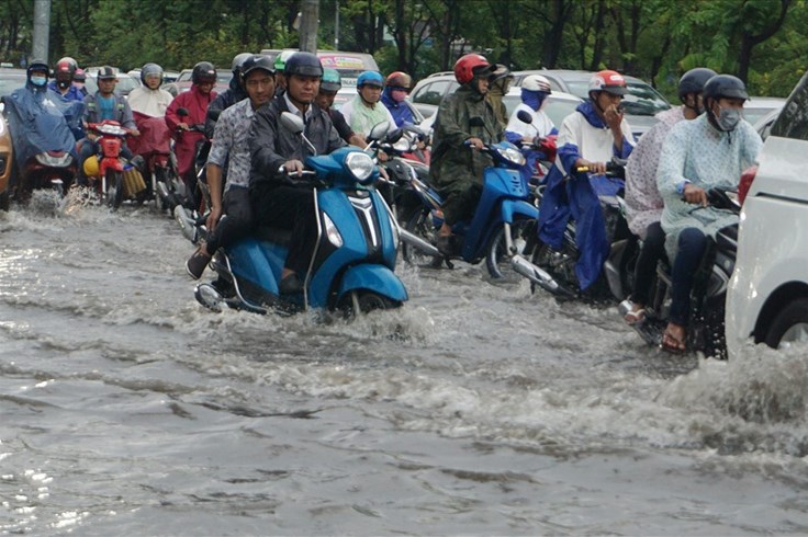 TPHCM bước vào mùa mưa, người dân lại khốn khổ vì ngập nước và kẹt xe TPHCM bước vào mùa mưa, người dân lại khốn khổ vì ngập nước và kẹt xe