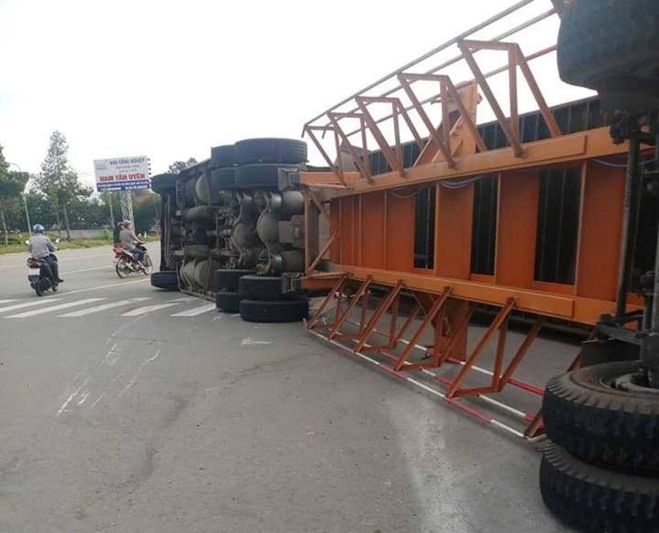 Xe container đang chạy trên đường bất ngờ lật ngang, nhiều người may mắn thoát nạn. Xe container đang chạy trên đường bất ngờ lật ngang, nhiều người may mắn thoát nạn.
