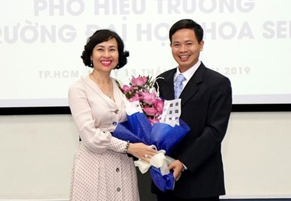 NGƯT.GS.TS Mai Hồng Quỳ - Hiệu trưởng trường Đại học Hoa Sen tặng hoa chúc mừng tân Phó Hiệu trưởng NGƯT.GS.TS Mai Hồng Quỳ - Hiệu trưởng trường Đại học Hoa Sen tặng hoa chúc mừng tân Phó Hiệu trưởng