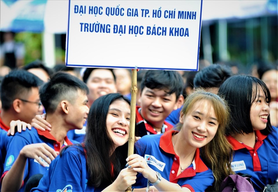 Sinh viên tình nguyện tiếp sức mùa thi đến từ đơn vị ĐH Quốc gia TPHCM. Ảnh: Long Đình Sinh viên tình nguyện tiếp sức mùa thi đến từ đơn vị ĐH Quốc gia TPHCM. Ảnh: Long Đình