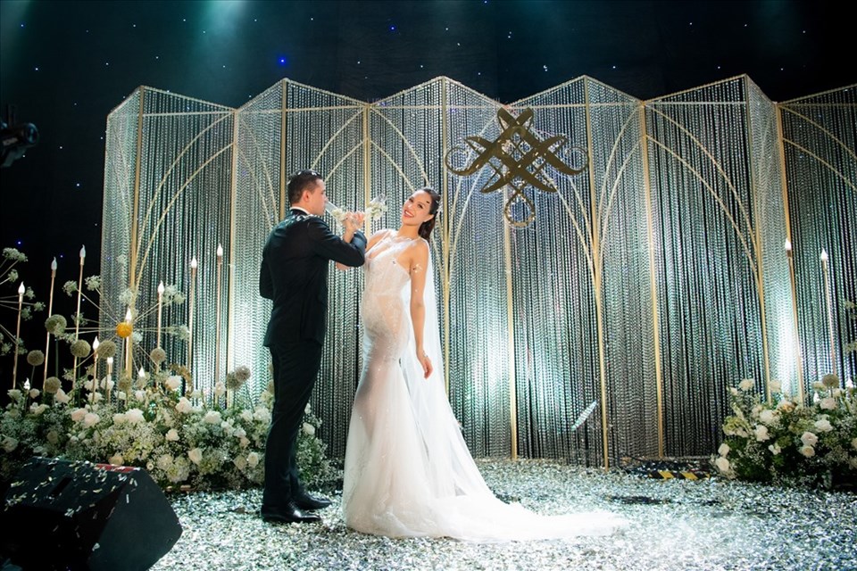 Phương Mai rơi nước mắt trong đám cưới, hứa yêu thương ông xã trọn đời Phương Mai rơi nước mắt trong đám cưới, hứa yêu thương ông xã trọn đời