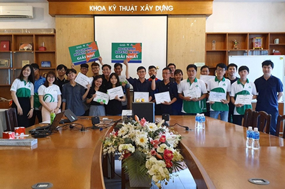 Các bạn sinh viên tại buổi Lễ trao giải vào ngày 16/06 vừa qua. Các bạn sinh viên tại buổi Lễ trao giải vào ngày 16/06 vừa qua.