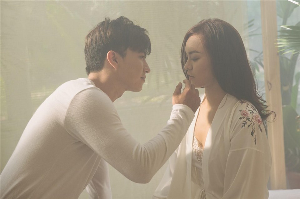 Quang Hà và Mai Ngô trong MV. Quang Hà và Mai Ngô trong MV.