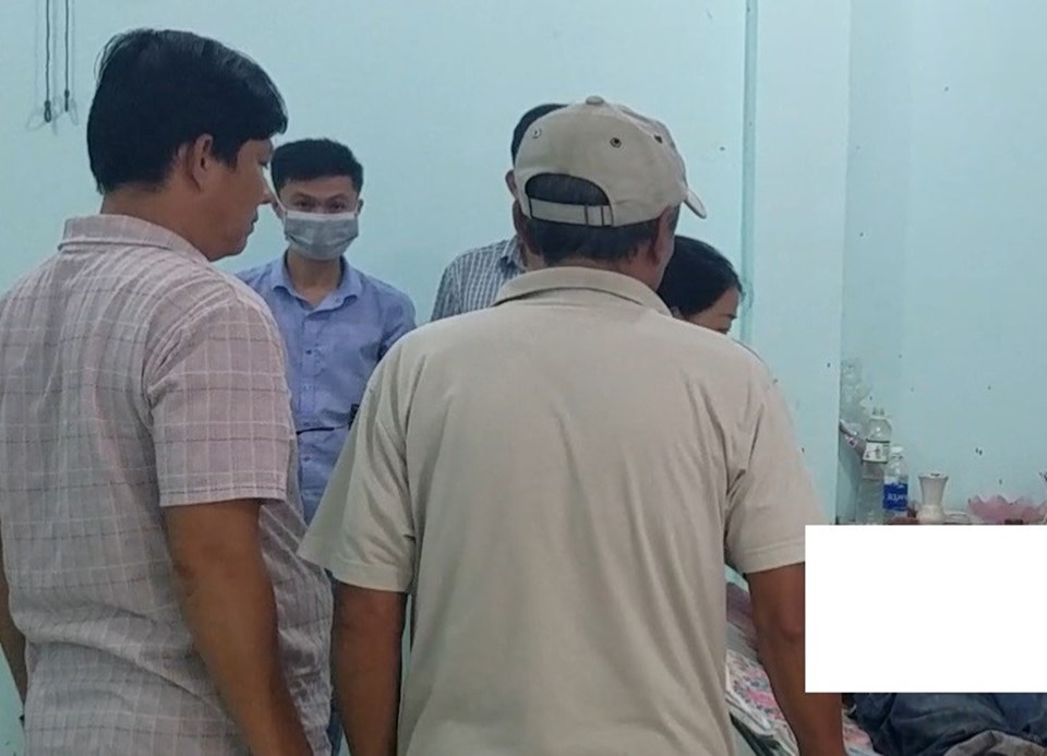 Bước đầu công an xác định hai nạn nhân tháo bánh xe múc ra để sửa chữa, có thể khi đang lắp ráp trở lại thì bánh xe phát nổ khiến cả hai văng xa tử vong_Ảnh: CTV Bước đầu công an xác định hai nạn nhân tháo bánh xe múc ra để sửa chữa, có thể khi đang lắp ráp trở lại thì bánh xe phát nổ khiến cả hai văng xa tử vong_Ảnh: CTV