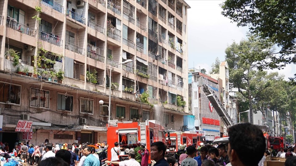 Nhiều xe chữa cháy được điều đến hiện trường. Ảnh: AT Nhiều xe chữa cháy được điều đến hiện trường. Ảnh: AT