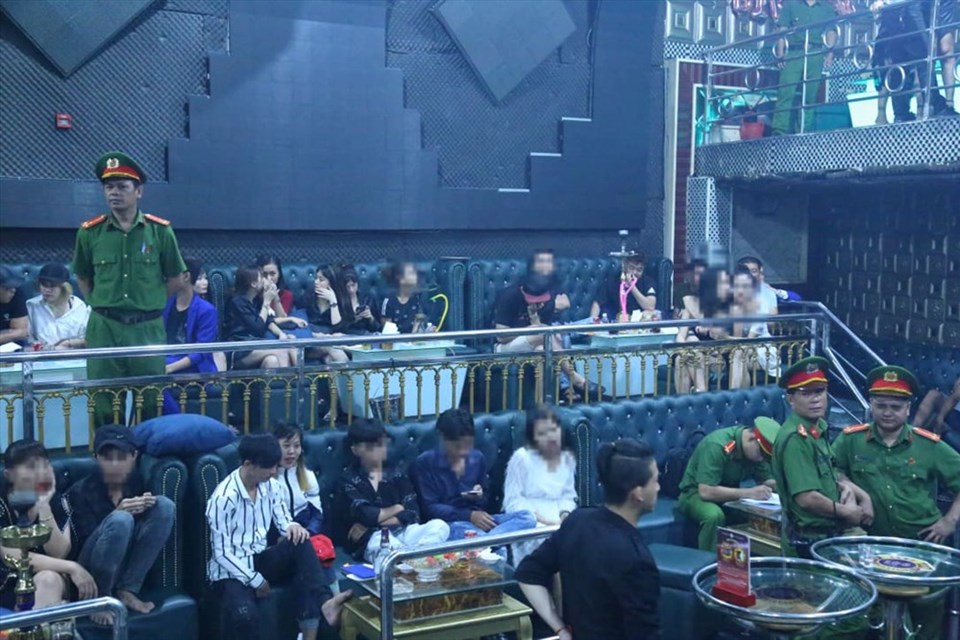 Công an đột kích quán bar, “dân chơi” vứt ma túy xuống sàn nhà Công an đột kích quán bar, “dân chơi” vứt ma túy xuống sàn nhà