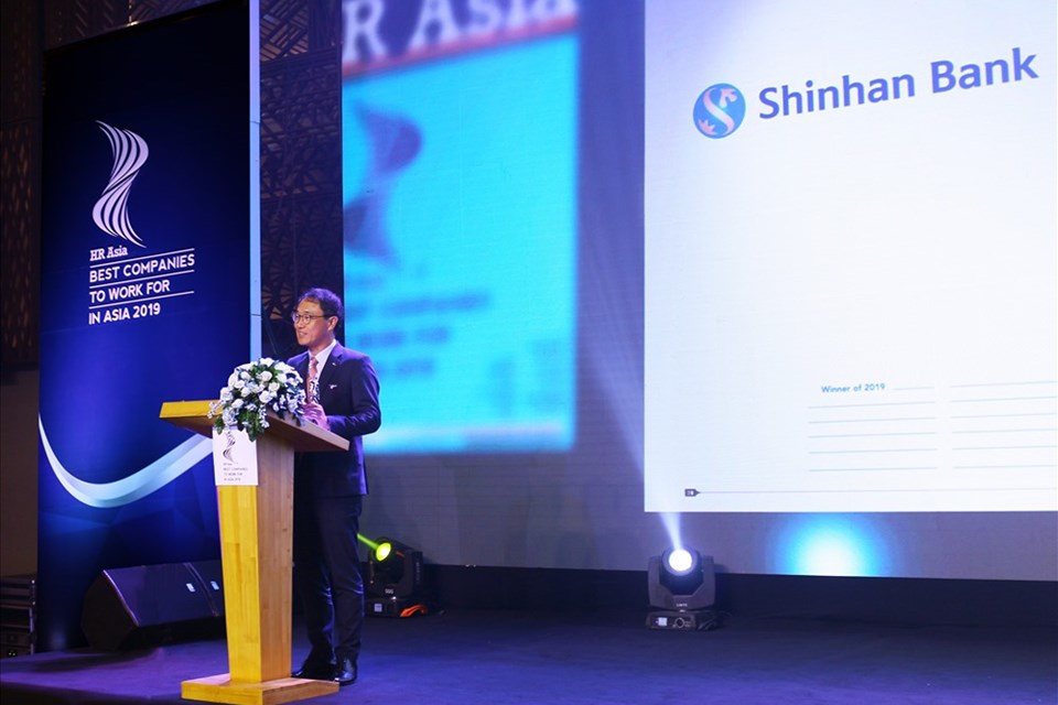 Ngân hàng Shinhan nhận giải thưởng “Nơi làm việc tốt nhất châu Á 2019” Ngân hàng Shinhan nhận giải thưởng “Nơi làm việc tốt nhất châu Á 2019”