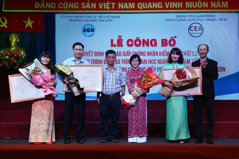 Đại diện 3 lãnh đạo khoa của ĐH Sài Gòn nhận chứng nhận đạt chuẩn kiểm định chương trình đào tạo đại học Đại diện 3 lãnh đạo khoa của ĐH Sài Gòn nhận chứng nhận đạt chuẩn kiểm định chương trình đào tạo đại học