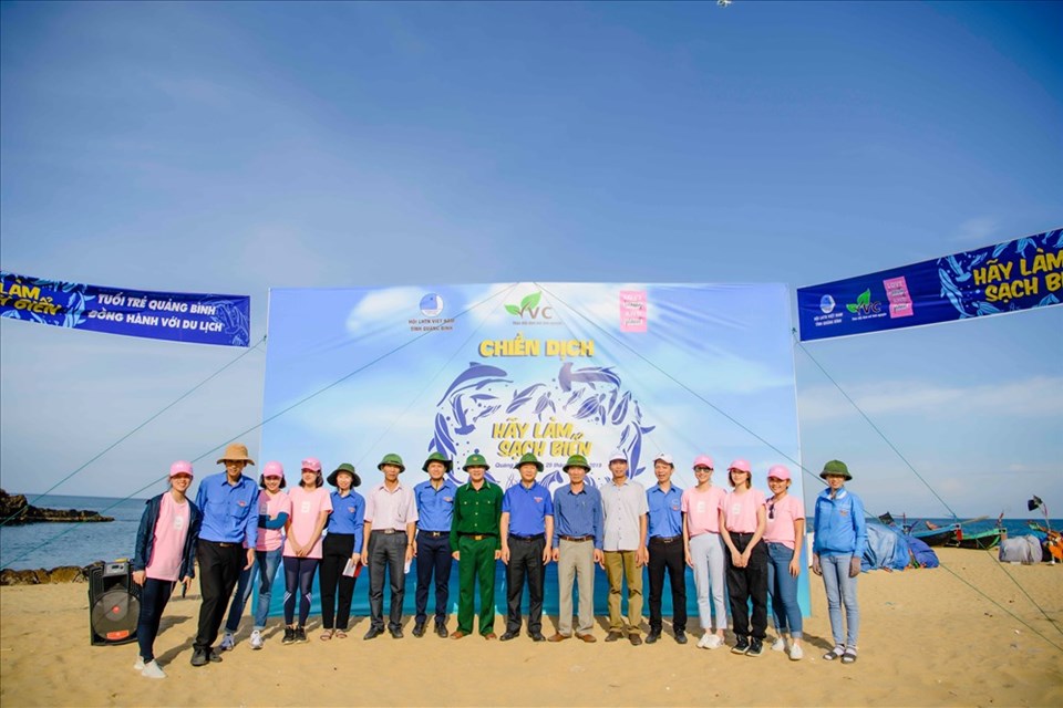 Thanh niên nhặt rác làm sạch bờ biển tại Quảng Bình, Vũng Tàu Thanh niên nhặt rác làm sạch bờ biển tại Quảng Bình, Vũng Tàu