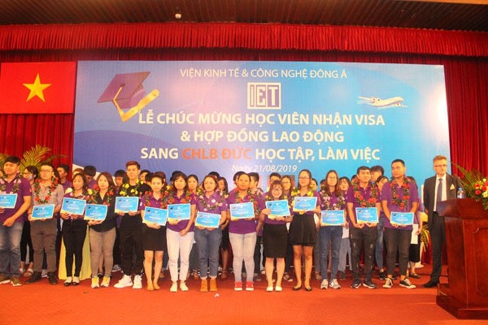 Trao visa cho học viên sang CHLB Đức học tập, làm việc Trao visa cho học viên sang CHLB Đức học tập, làm việc
