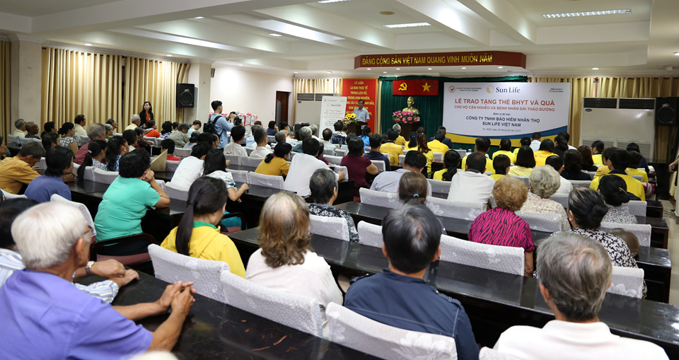 Toàn cảnh sự kiện Sun Life trao tặng thẻ bảo hiểm y tế Toàn cảnh sự kiện Sun Life trao tặng thẻ bảo hiểm y tế