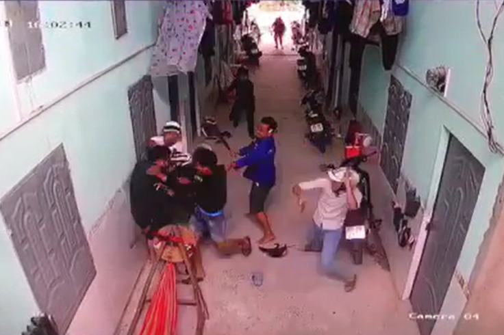 Một nam thanh niên bị nhóm người chém gục trước phòng trọ Một nam thanh niên bị nhóm người chém gục trước phòng trọ
