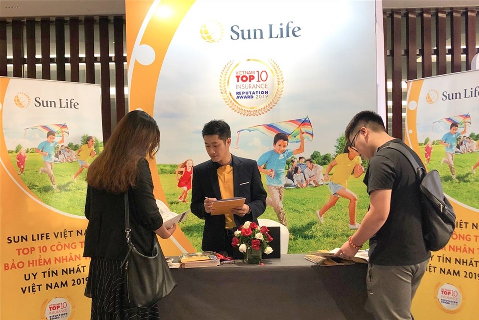Khu vực giới thiệu thông tin của Sun Life Việt Nam tại Hội nghị Thường niên Vietnam CEO Summit 2019. Khu vực giới thiệu thông tin của Sun Life Việt Nam tại Hội nghị Thường niên Vietnam CEO Summit 2019.