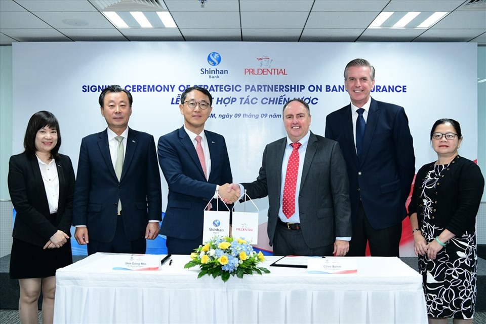 Ông Shin Dong Min -Tổng Giám đốc của Ngân hàng Shinhan tại Việt Nam và ông Clive Baker -Tổng Giám đốc Prudential Việt Nam ký kết thỏa thuận Hợp tác chiến lược . Ông Shin Dong Min -Tổng Giám đốc của Ngân hàng Shinhan tại Việt Nam và ông Clive Baker -Tổng Giám đốc Prudential Việt Nam ký kết thỏa thuận Hợp tác chiến lược .