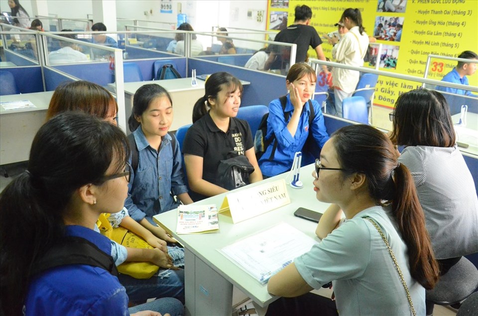 Đông đảo bạn trẻ tham gia tìm kiếm việc làm. Ảnh PV Đông đảo bạn trẻ tham gia tìm kiếm việc làm. Ảnh PV