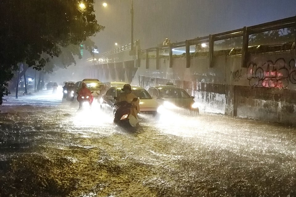 Mưa lớn tối cuối tuần, người Sài Gòn khốn khổ vì ngập nước Mưa lớn tối cuối tuần, người Sài Gòn khốn khổ vì ngập nước