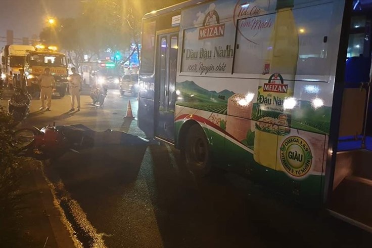 TPHCM: Thanh niên tử vong vì đi xe máy vào làn ô tô TPHCM: Thanh niên tử vong vì đi xe máy vào làn ô tô