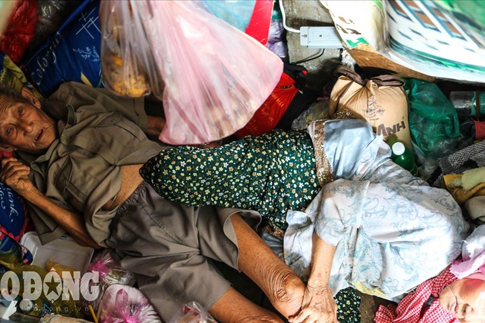 Vợ chồng ông lão 90 tuổi sống trong căn nhà 2m2 cạnh đường tàu Vợ chồng ông lão 90 tuổi sống trong căn nhà 2m2 cạnh đường tàu
