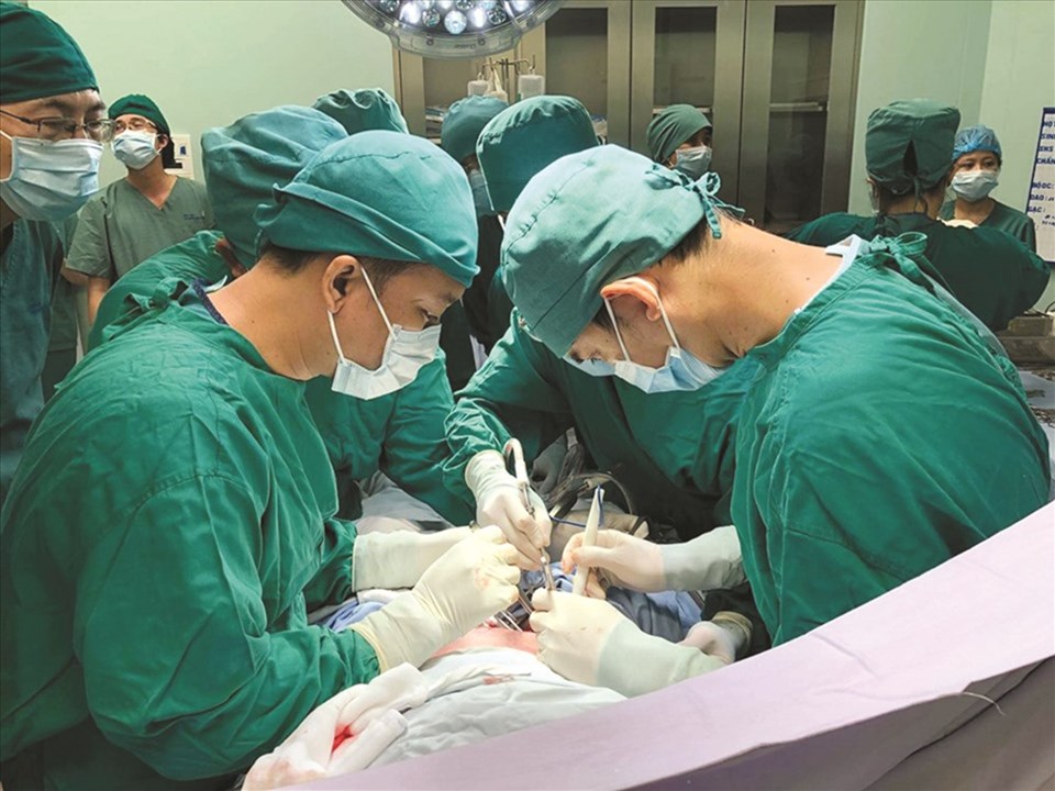 Phẫu thuật cứu sống nữ sinh 11 tuổi nguy kịch do tai nạn giao thông nhờ báo động đỏ. Phẫu thuật cứu sống nữ sinh 11 tuổi nguy kịch do tai nạn giao thông nhờ báo động đỏ.