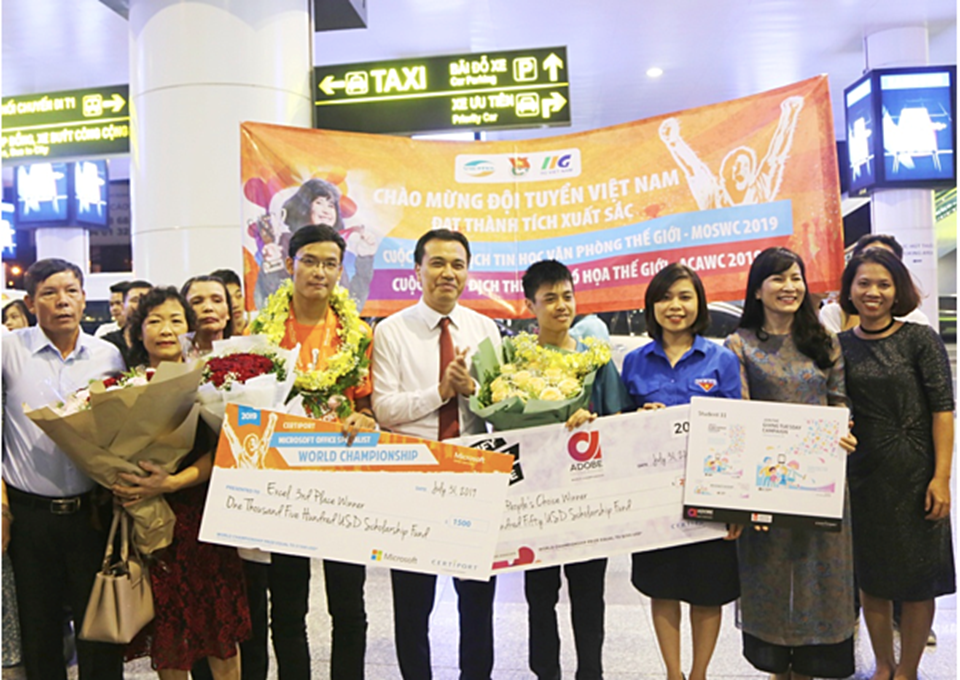 Hoàng Anh (áo cam) tại sân bay khi đón đoàn Việt Nam về nước. Ảnh: NVCC. Hoàng Anh (áo cam) tại sân bay khi đón đoàn Việt Nam về nước. Ảnh: NVCC.