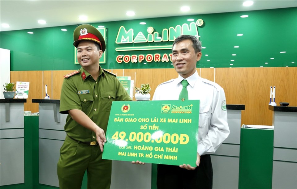 Công an phường Bến Nghé trao lại 49 triệu đồng cho tài xế Hoàng Gia Thái - Ảnh: M.L Công an phường Bến Nghé trao lại 49 triệu đồng cho tài xế Hoàng Gia Thái - Ảnh: M.L