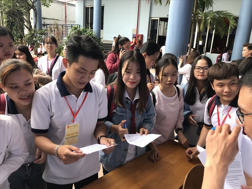 Học sinh sinh viên tham gia BHYT là đảm bảo quyền lợi cho chính bản thân mình Học sinh sinh viên tham gia BHYT là đảm bảo quyền lợi cho chính bản thân mình