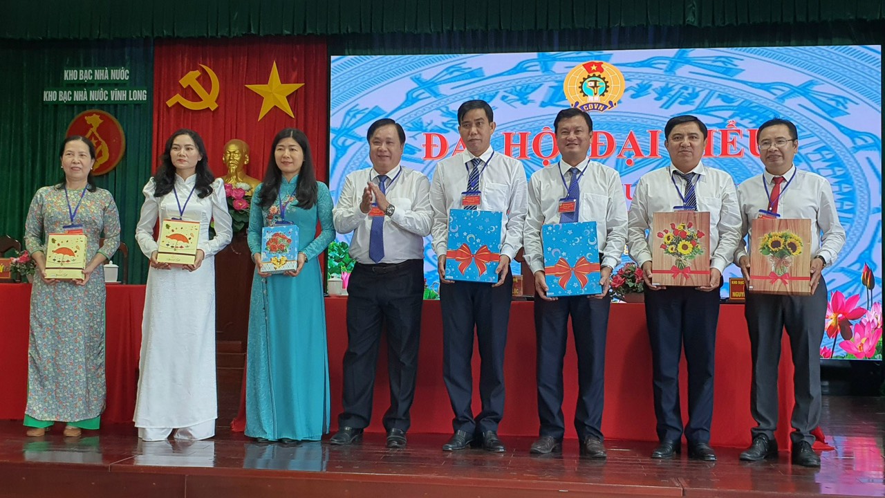 100 đoàn viên công đoàn ngành KBNN Vĩnh Long đăng ký sáng kiến thực hiện học tập, làm theo tư tưởng, phong cách Hồ Chí Minh. Ảnh: CĐCS KBNN cung cấp.  