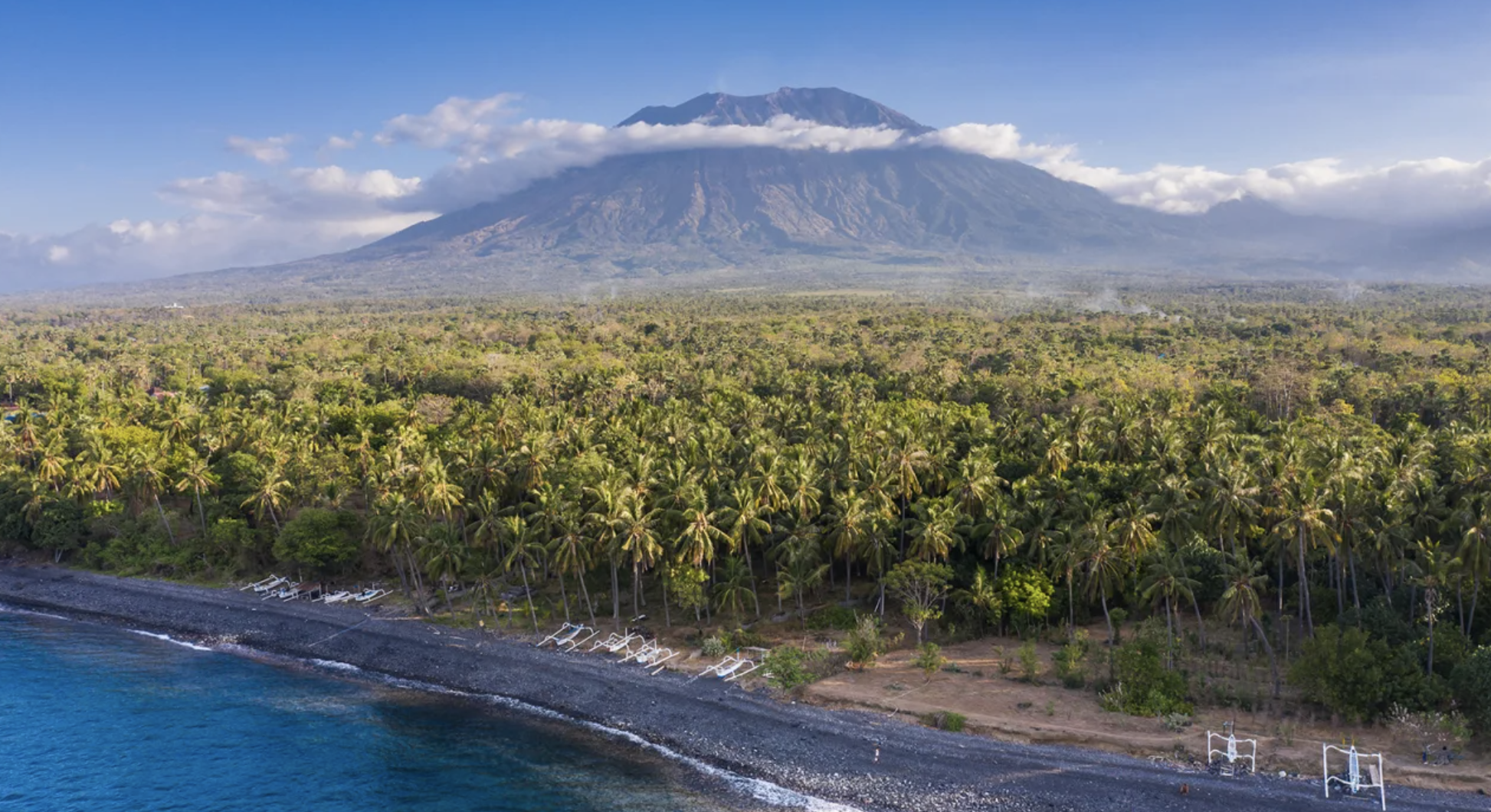 Phong cảnh trên không được chụp bởi máy bay không người lái của bờ biển phía bắc Bali ở Indonesia với ngọn núi lửa Agung nằm ở đường chân trời. Ảnh: CNN