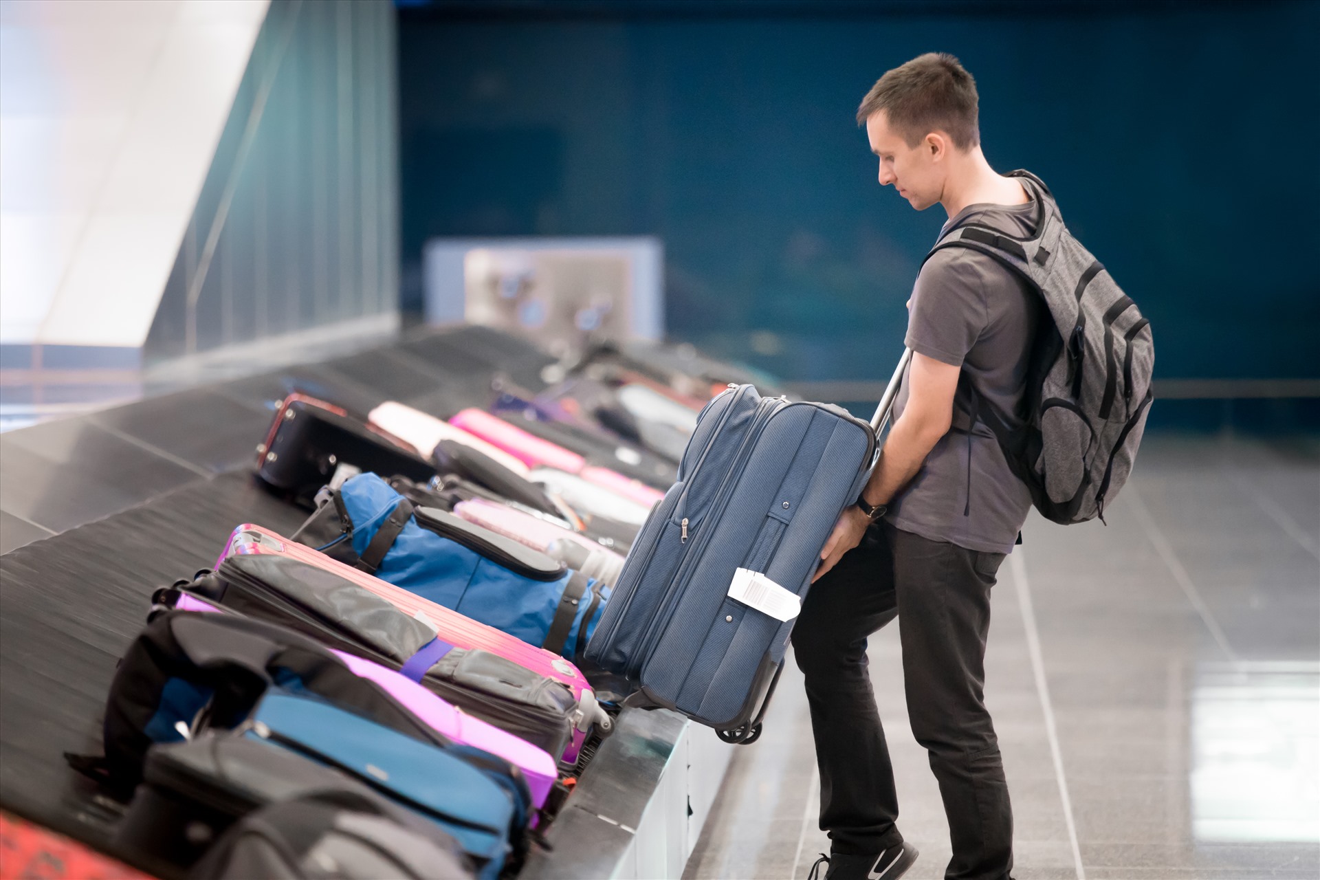Hành khách thường hay mất thời gian vì chờ đợi, tìm kiếm hành lý của mình. Ảnh: Smart Travel